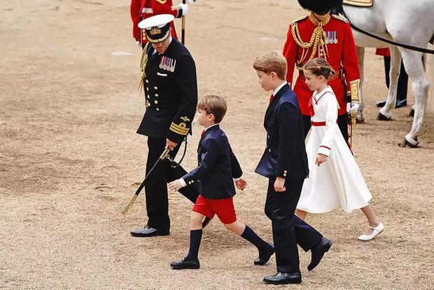 Loạt khoảnh khắc đặc biệt tại Lễ mừng sinh nhật Vua Charles: Cả gia đình tụ họp trên ban công cung điện, Hoàng tử bé Louis gây chú ý-10