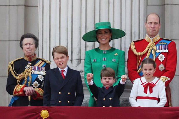 Loạt khoảnh khắc đặc biệt tại Lễ mừng sinh nhật Vua Charles: Cả gia đình tụ họp trên ban công cung điện, Hoàng tử bé Louis gây chú ý-6