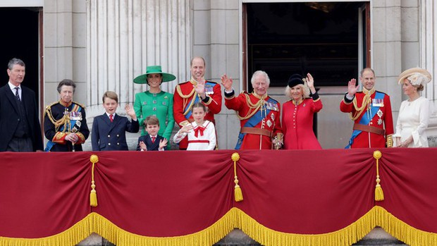 Loạt khoảnh khắc đặc biệt tại Lễ mừng sinh nhật Vua Charles: Cả gia đình tụ họp trên ban công cung điện, Hoàng tử bé Louis gây chú ý-5