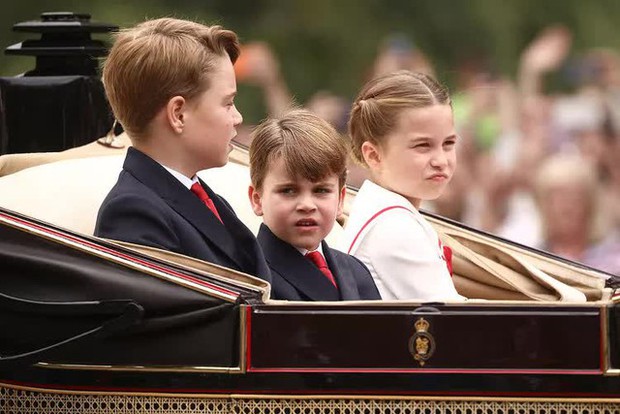 Loạt khoảnh khắc đặc biệt tại Lễ mừng sinh nhật Vua Charles: Cả gia đình tụ họp trên ban công cung điện, Hoàng tử bé Louis gây chú ý-4