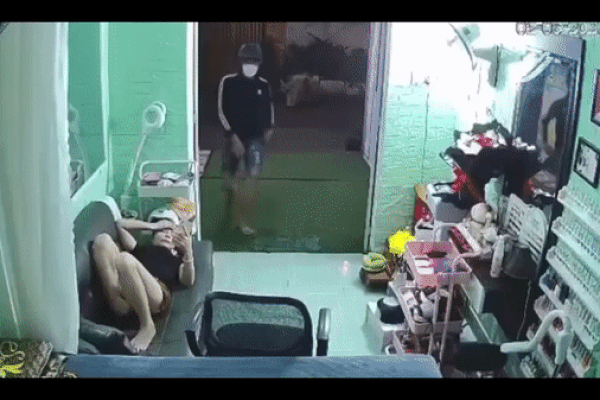 Clip: Đang nằm trên ghế, người phụ nữ bị cướp xông vào giật điện thoại