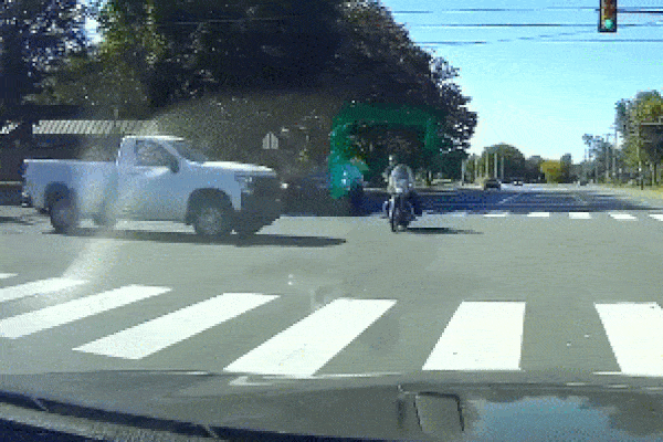 Vượt đèn đỏ, ôtô va chạm với xe con khác-1