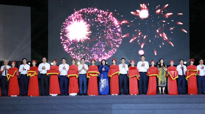 Khai mạc Triển lãm giới thiệu sản phẩm làng nghề, sản phẩm OCOP, sinh vật cảnh huyện Thạch Thất năm 2023-1