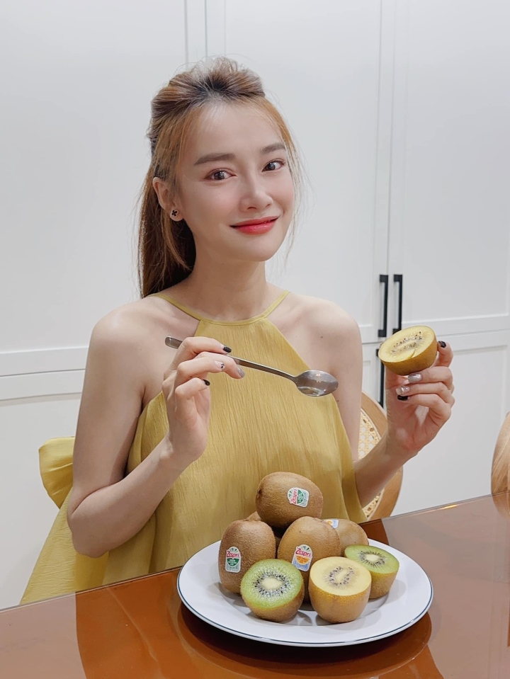 Mang bầu lần 2, Nhã Phương lộ vóc dáng gầy gò-1