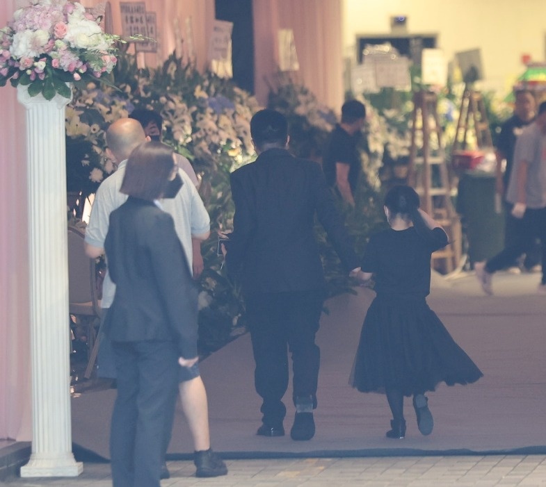 Hàng nghìn người tiễn đưa người mẫu Thái Thiên Phượng-5