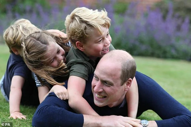 Thân vương William đăng ảnh hạnh phúc bên 3 con mừng Ngày của cha-2