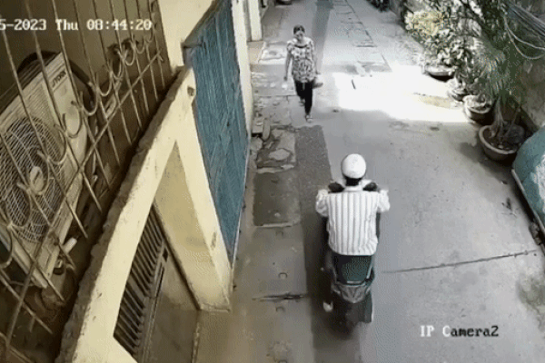 Người phụ nữ bị giật dây chuyền trên phố Hà Nội, camera an ninh ghi lại khoảnh khắc nguy hiểm
