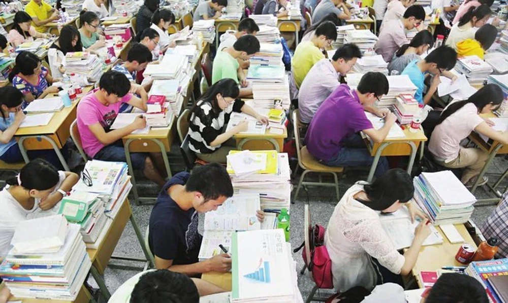 Con được nhận vào Đại học Thanh Hoa, bà mẹ giúp con dọn dẹp phòng mới hiểu lý do vì sao-2