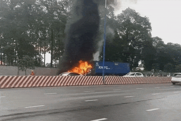 Chuyển làn thiếu quan sát, ôtô bán tải va chạm với xe đầu kéo-1