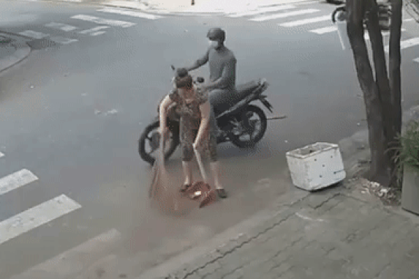 Clip: Cướp vờ hỏi đường rồi giật dây chuyền của người phụ nữ-1