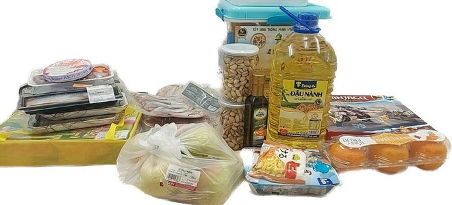 Cả gia đình đi ô tô đến siêu thị tranh thủ trộm cắp-1