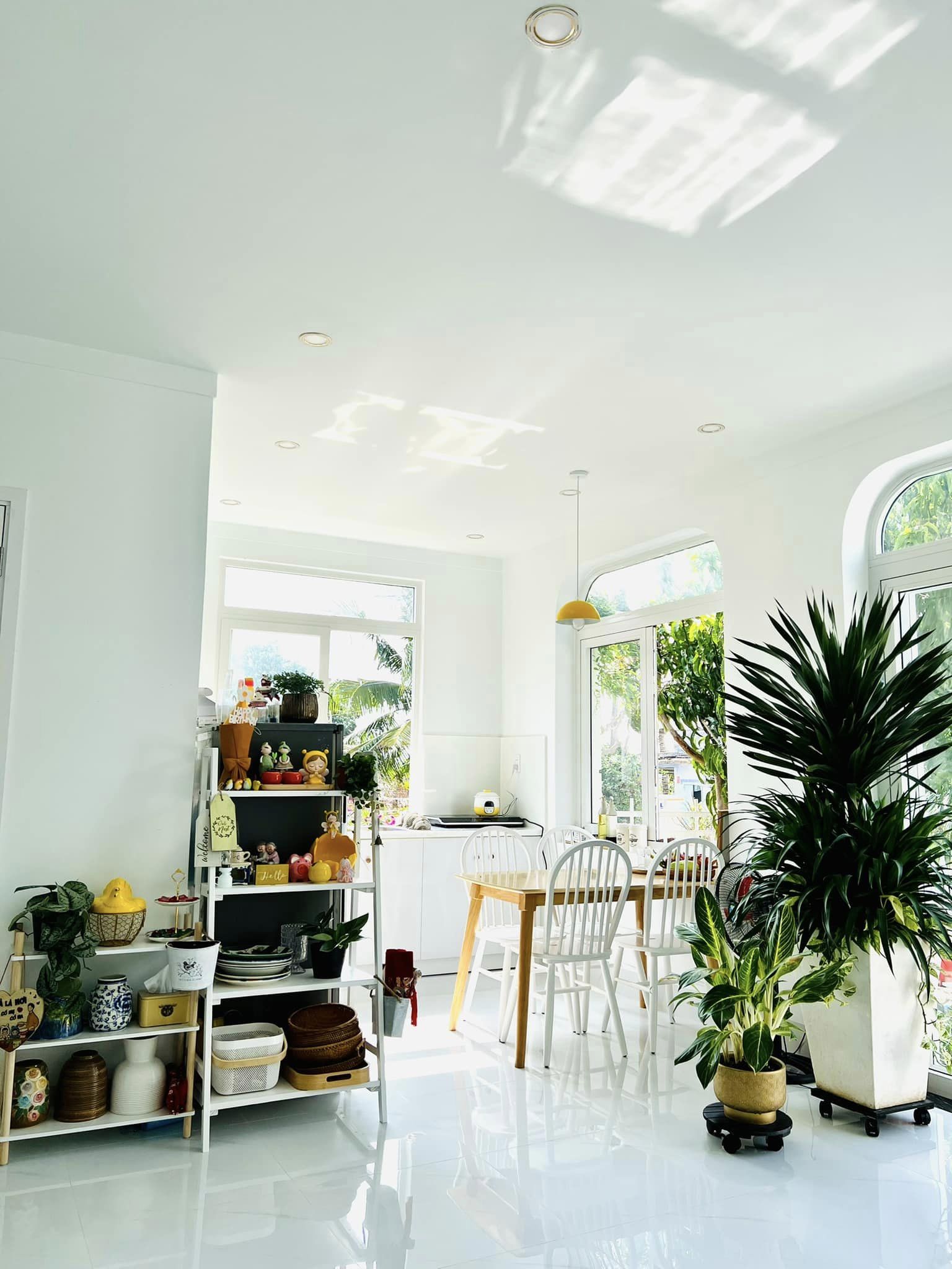 Bỏ phố về biển, bà mẹ 2 con tự thiết kế ngôi nhà nhỏ xinh với khoảng sân đầy nắng và cây xanh-8