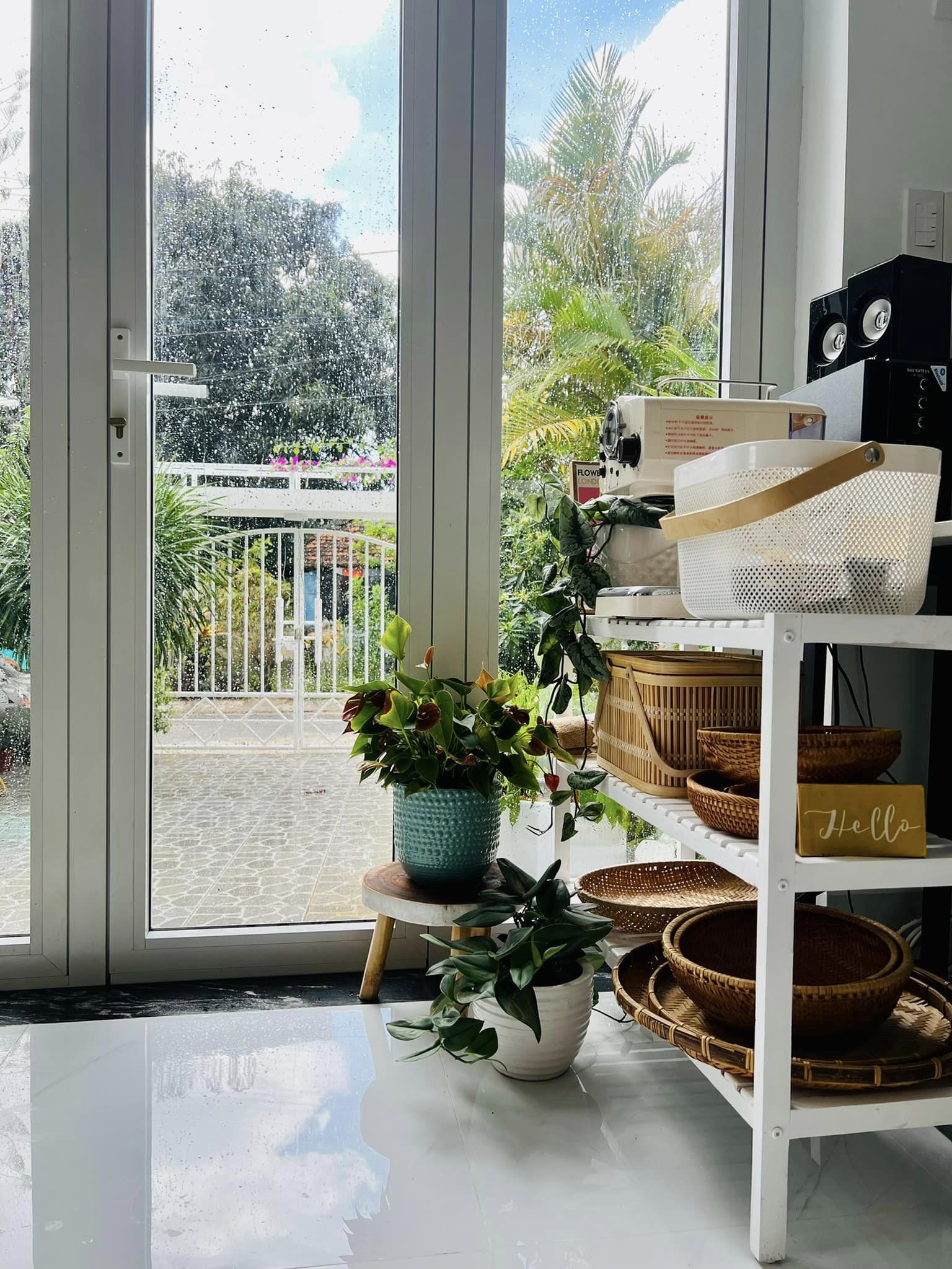 Bỏ phố về biển, bà mẹ 2 con tự thiết kế ngôi nhà nhỏ xinh với khoảng sân đầy nắng và cây xanh-13