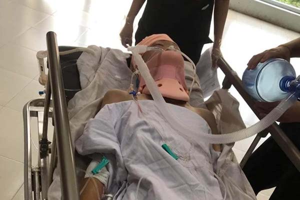 Chơi bên bờ sông, bé 4 tuổi rớt xuống nước không ai biết-2