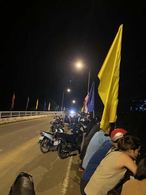 Chơi bên bờ sông, bé 4 tuổi rớt xuống nước không ai biết-1