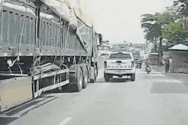 Chuyển làn thiếu quan sát, ôtô bán tải va chạm với xe đầu kéo