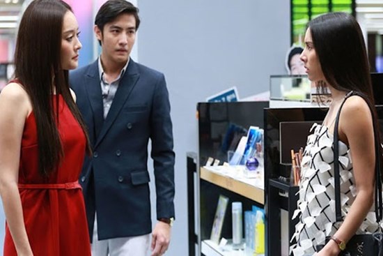 Sau 3 năm ly hôn gặp vợ cũ dắt xe máy cà tàng, tôi cười khẩy thì vợ mới nói 1 câu khiến tôi câm nín