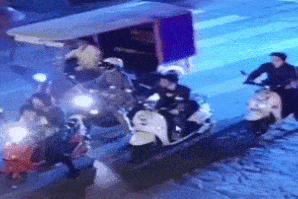 Mái tôn bay xuống đường suýt rơi trúng đầu người đàn ông-1