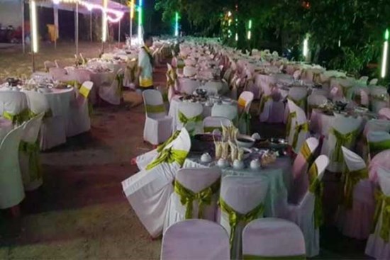 Trúng xổ số độc đắc, người đàn ông mở tiệc tại nghĩa trang