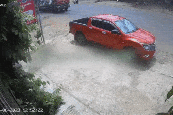 Hai thanh niên đi xe máy ngã xuống đường bị ôtô tải cán tử vong