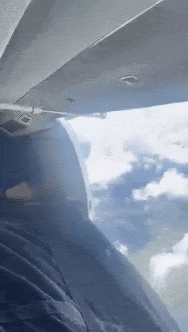 Giây phút đáng sợ: Máy bay chở ca sĩ nổi tiếng gặp sự cố, cửa thoát hiểm mở tung ở độ cao hàng nghìn mét-1