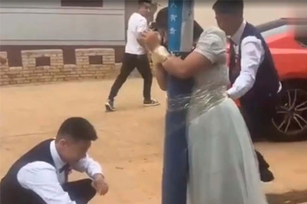 Phù dâu bị nhóm đàn ông trói, đốt pháo vào người ở Trung Quốc-1