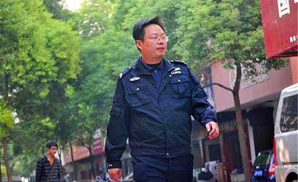 Thủ khoa ĐH sau 32 năm sống chật vật, làm bảo vệ lương 6,6 triệu/tháng-2