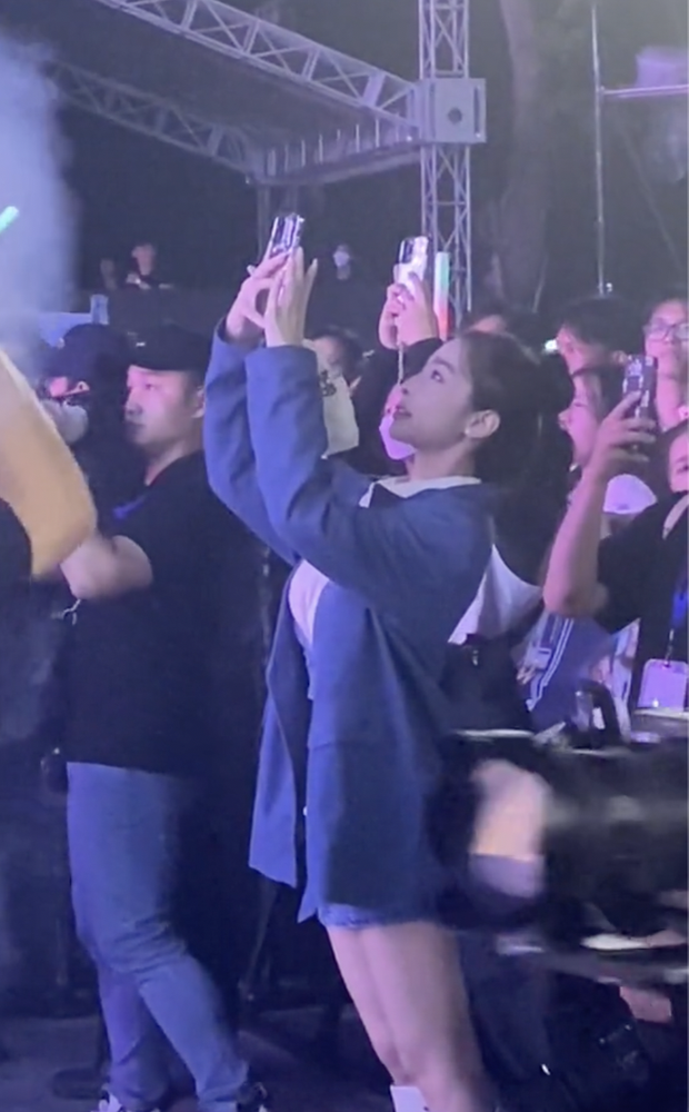 Bạn gái đi cổ vũ Bray, lọt vào ống kính team qua đường-1