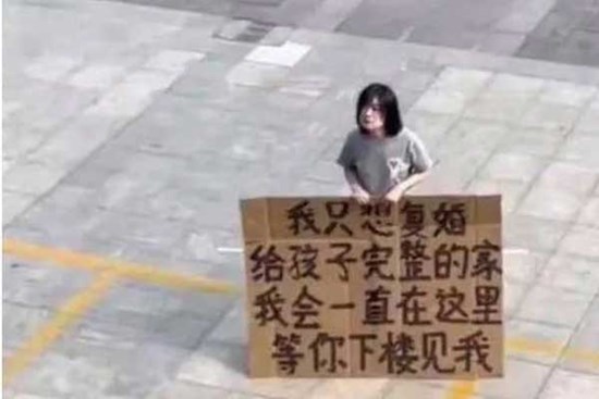 Người phụ nữ cầm biển lớn quỳ 6 tiếng trước nhà chồng cũ