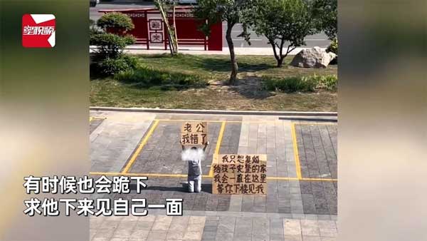 Người phụ nữ cầm biển lớn quỳ 6 tiếng trước nhà chồng cũ-2