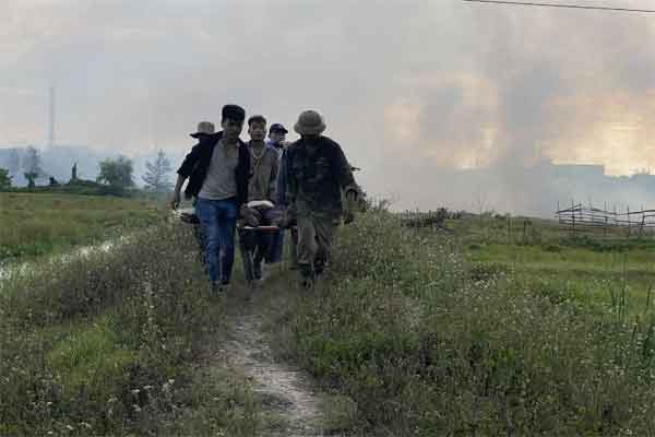 Lên mái nhà quét rác, người đàn ông bị điện giật chết lúc trời mưa-2