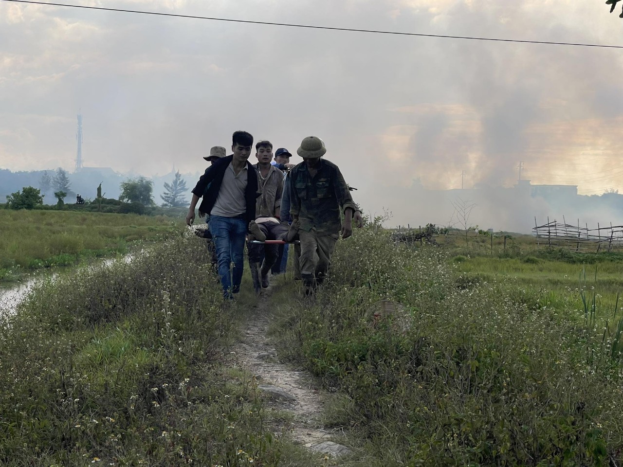 Ba công nhân bị điện giật thương vong giữa cánh đồng-1