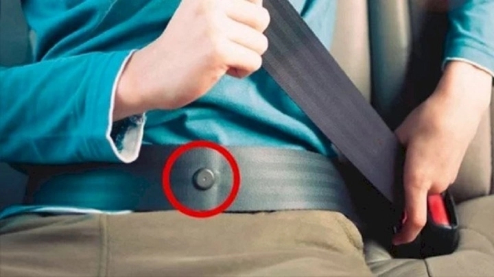 Tác dụng của nút nhựa đính trên dây an toàn ô tô không phải ai cũng biết-2