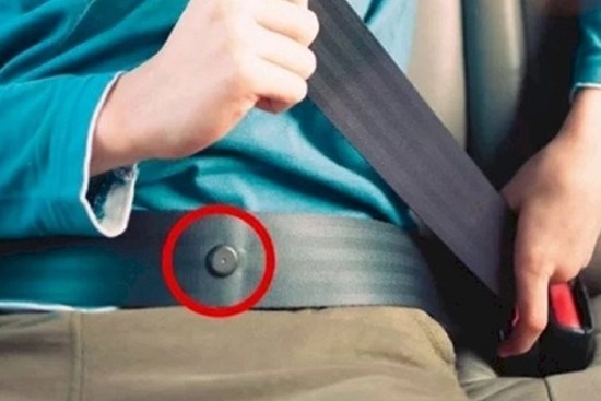 Tác dụng của nút nhựa đính trên dây an toàn ô tô không phải ai cũng biết