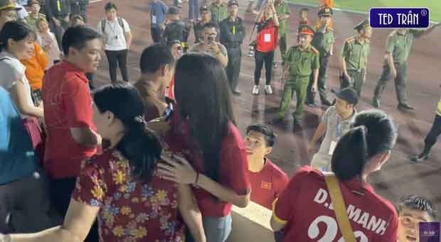 Hành động đặc biệt của Đoàn Văn Hậu với bạn gái trước mặt bố mẹ-3