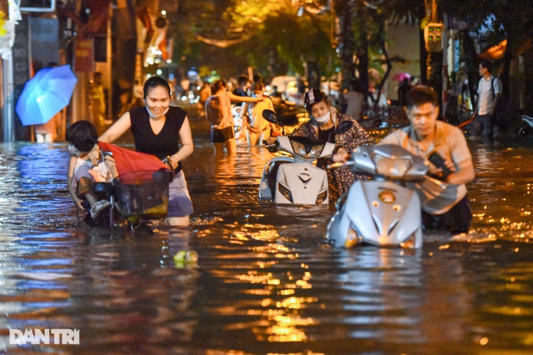Nhà ngập sâu vì mưa lớn, người Hà Nội tháo giường chạy lụt lúc nửa đêm-1