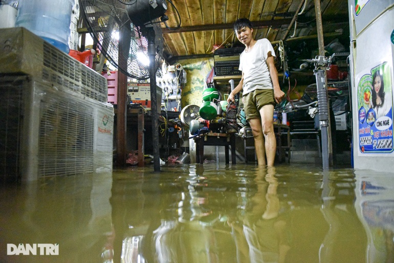 Nhà ngập sâu vì mưa lớn, người Hà Nội tháo giường chạy lụt lúc nửa đêm-2
