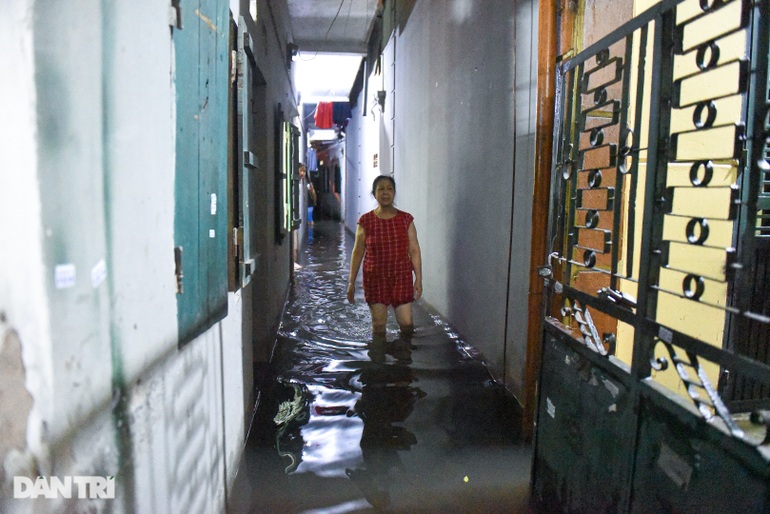 Nhà ngập sâu vì mưa lớn, người Hà Nội tháo giường chạy lụt lúc nửa đêm-3