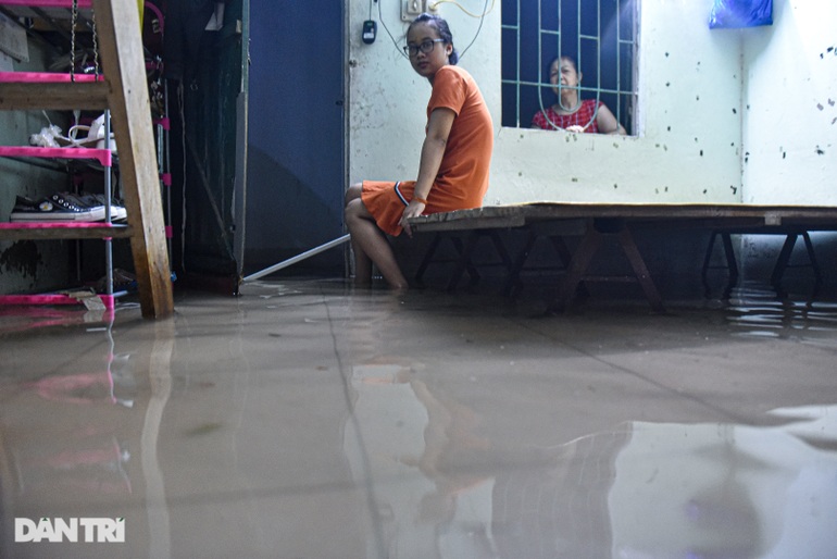 Nhà ngập sâu vì mưa lớn, người Hà Nội tháo giường chạy lụt lúc nửa đêm-5