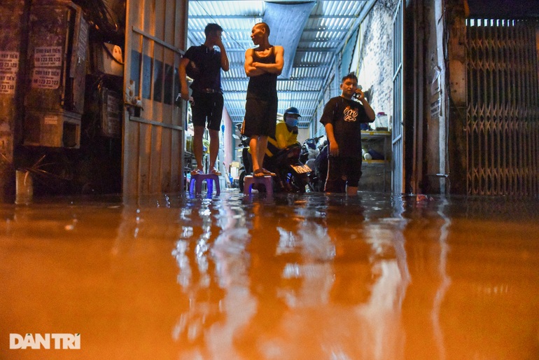 Nhà ngập sâu vì mưa lớn, người Hà Nội tháo giường chạy lụt lúc nửa đêm-10