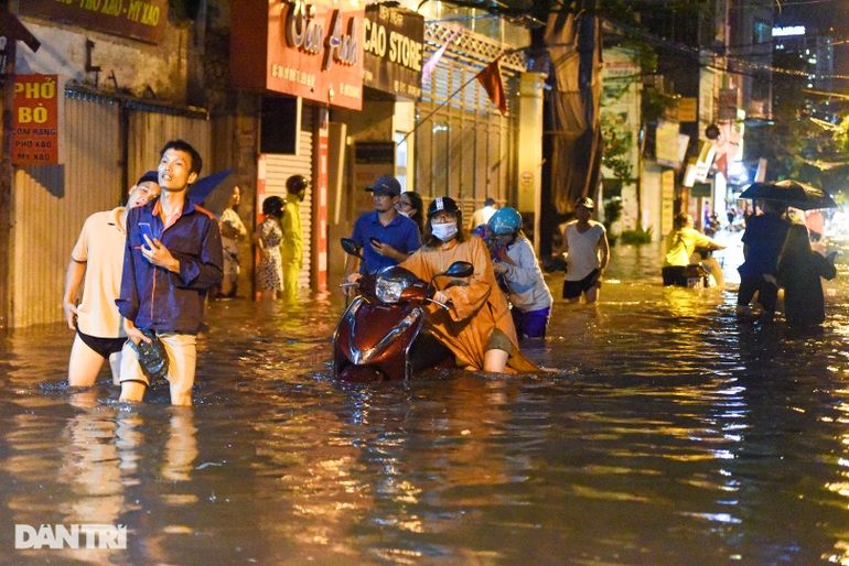 Nhà ngập sâu vì mưa lớn, người Hà Nội tháo giường chạy lụt lúc nửa đêm-11