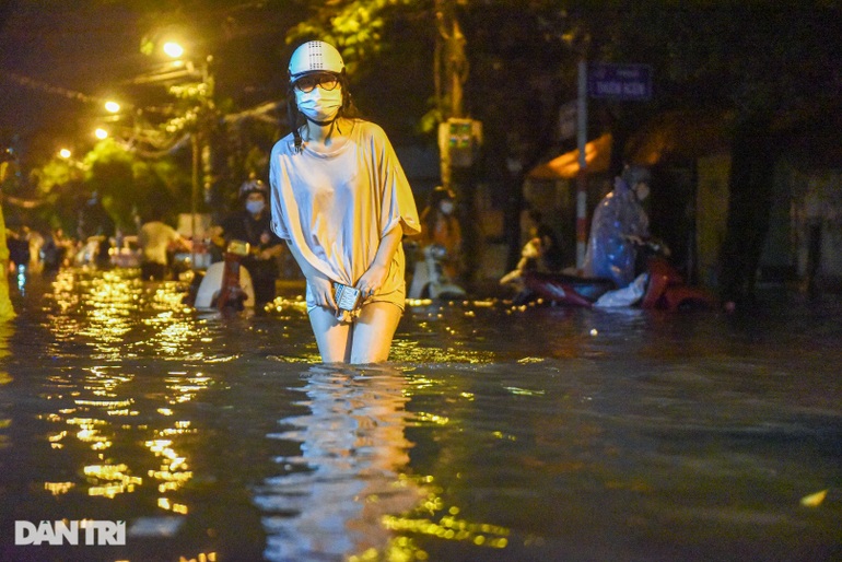 Nhà ngập sâu vì mưa lớn, người Hà Nội tháo giường chạy lụt lúc nửa đêm-12
