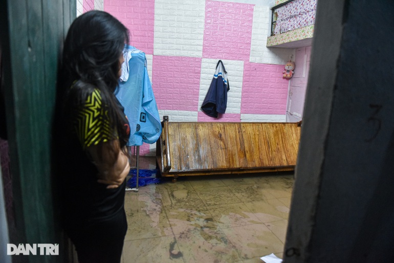 Nhà ngập sâu vì mưa lớn, người Hà Nội tháo giường chạy lụt lúc nửa đêm-6