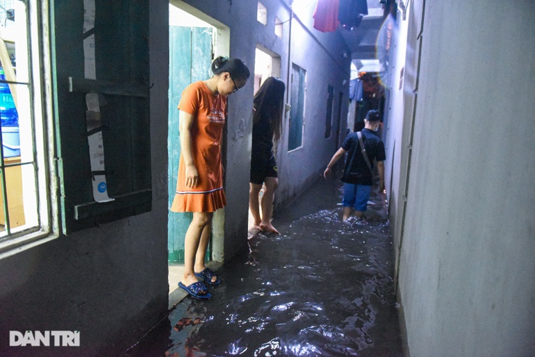 Nhà ngập sâu vì mưa lớn, người Hà Nội tháo giường chạy lụt lúc nửa đêm-7