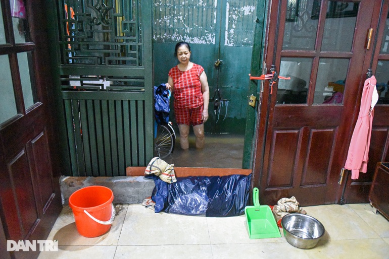 Nhà ngập sâu vì mưa lớn, người Hà Nội tháo giường chạy lụt lúc nửa đêm-8