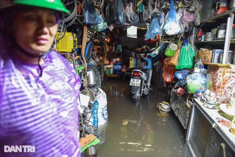 Nhà ngập sâu vì mưa lớn, người Hà Nội tháo giường chạy lụt lúc nửa đêm-9