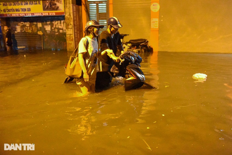 Nhà ngập sâu vì mưa lớn, người Hà Nội tháo giường chạy lụt lúc nửa đêm-13
