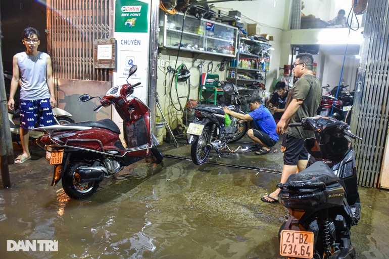 Nhà ngập sâu vì mưa lớn, người Hà Nội tháo giường chạy lụt lúc nửa đêm-14