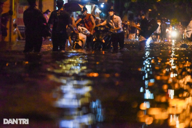 Nhà ngập sâu vì mưa lớn, người Hà Nội tháo giường chạy lụt lúc nửa đêm-15