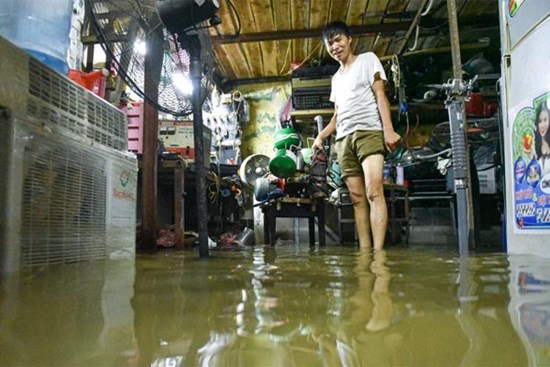 Nhà ngập sâu vì mưa lớn, người Hà Nội tháo giường 